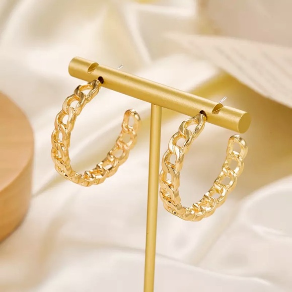“City Girl” Chain Link Gold Hoop Open Circle Classic Chic Modern Casual Earrings - Picture 9 of 9